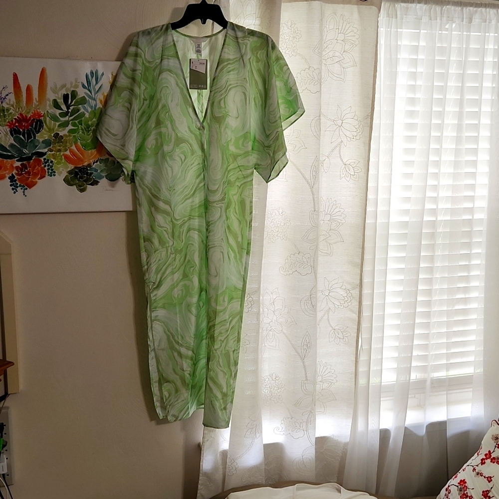 A long green and white short sleeves Maxie dress for $18 by H&M. NWT By now $16.